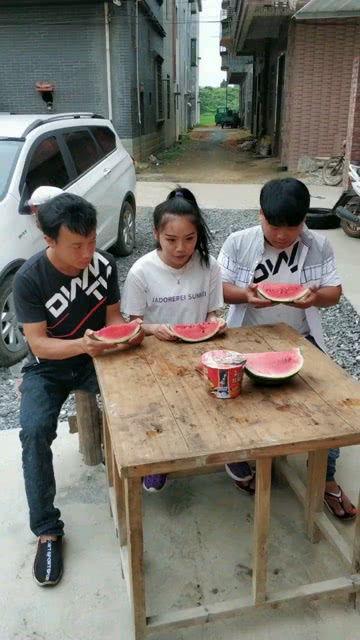 吃瓜比赛搞笑视频合集,笑料十足,欢乐无限 第2张 吃瓜比赛搞笑视频合集,笑料十足,欢乐无限 第2张